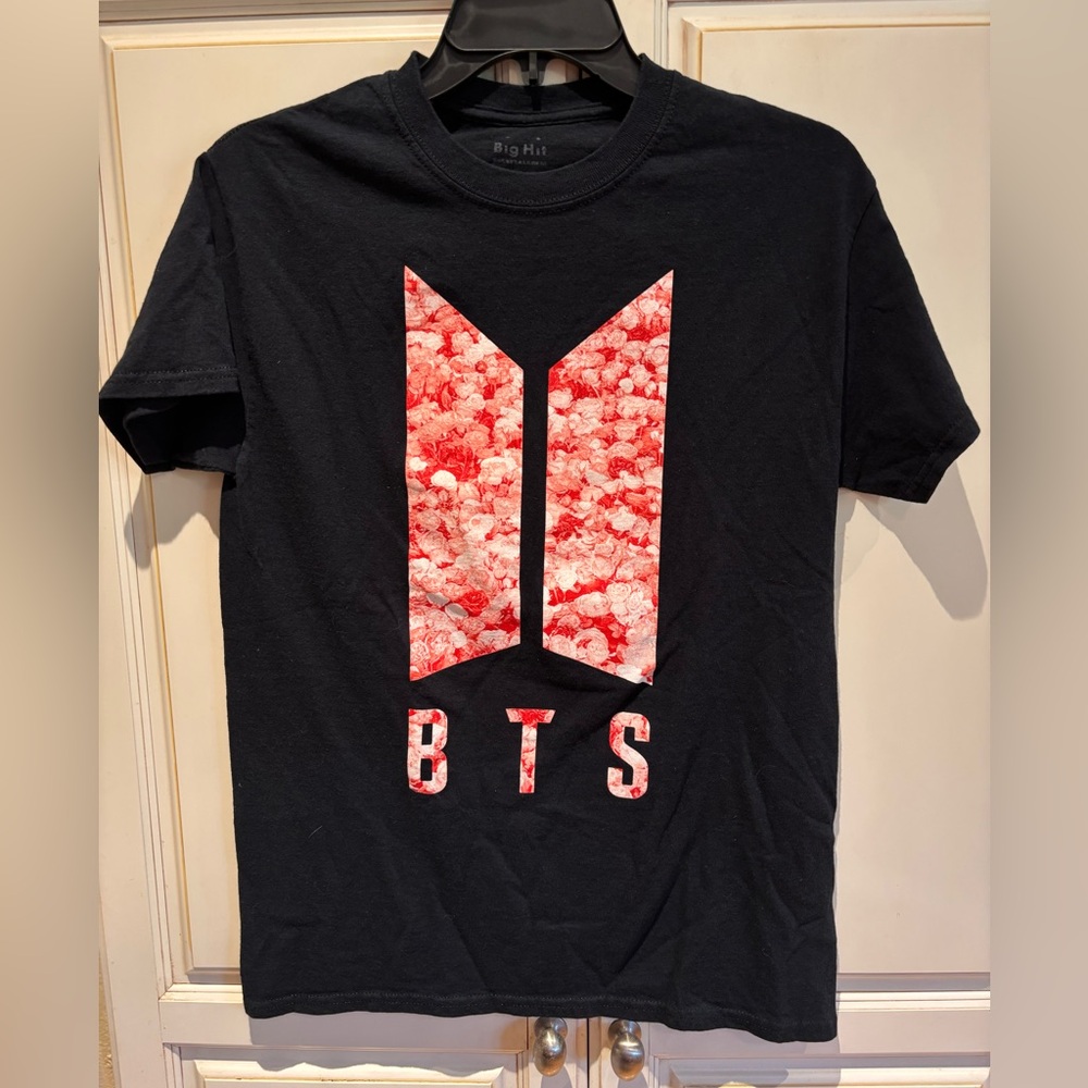 BTS Big Hit Entertainment Size S black Rose Bowl Concert t-shirt